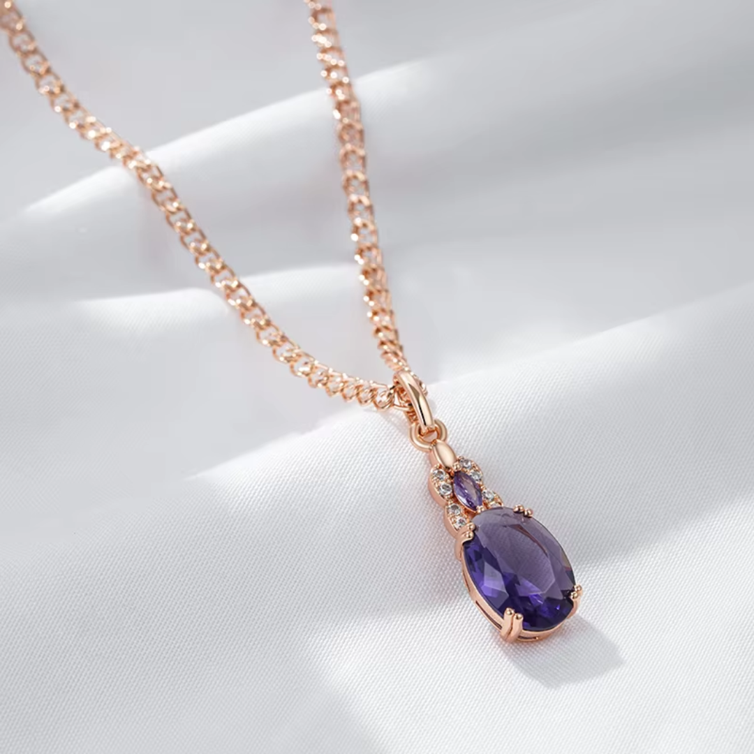 Collier Élégance en Or Rose avec Cristal Violet et Détails Floraux