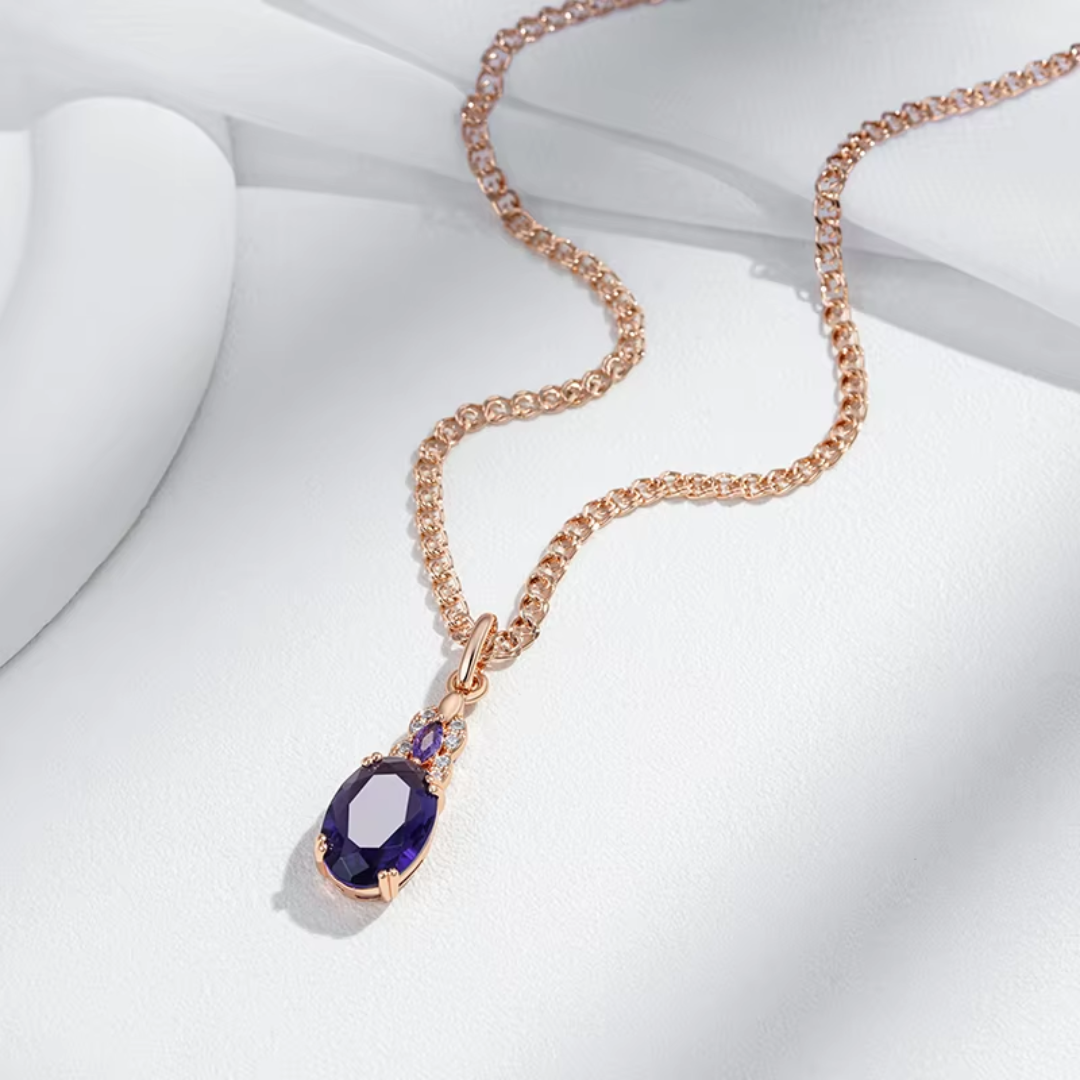 Collier Élégance en Or Rose avec Cristal Violet et Détails Floraux