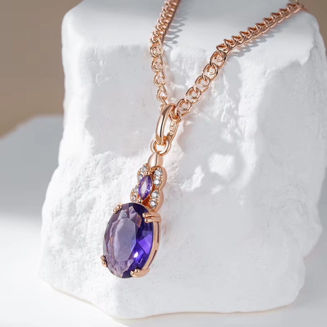 Collier Élégance en Or Rose avec Cristal Violet et Détails Floraux