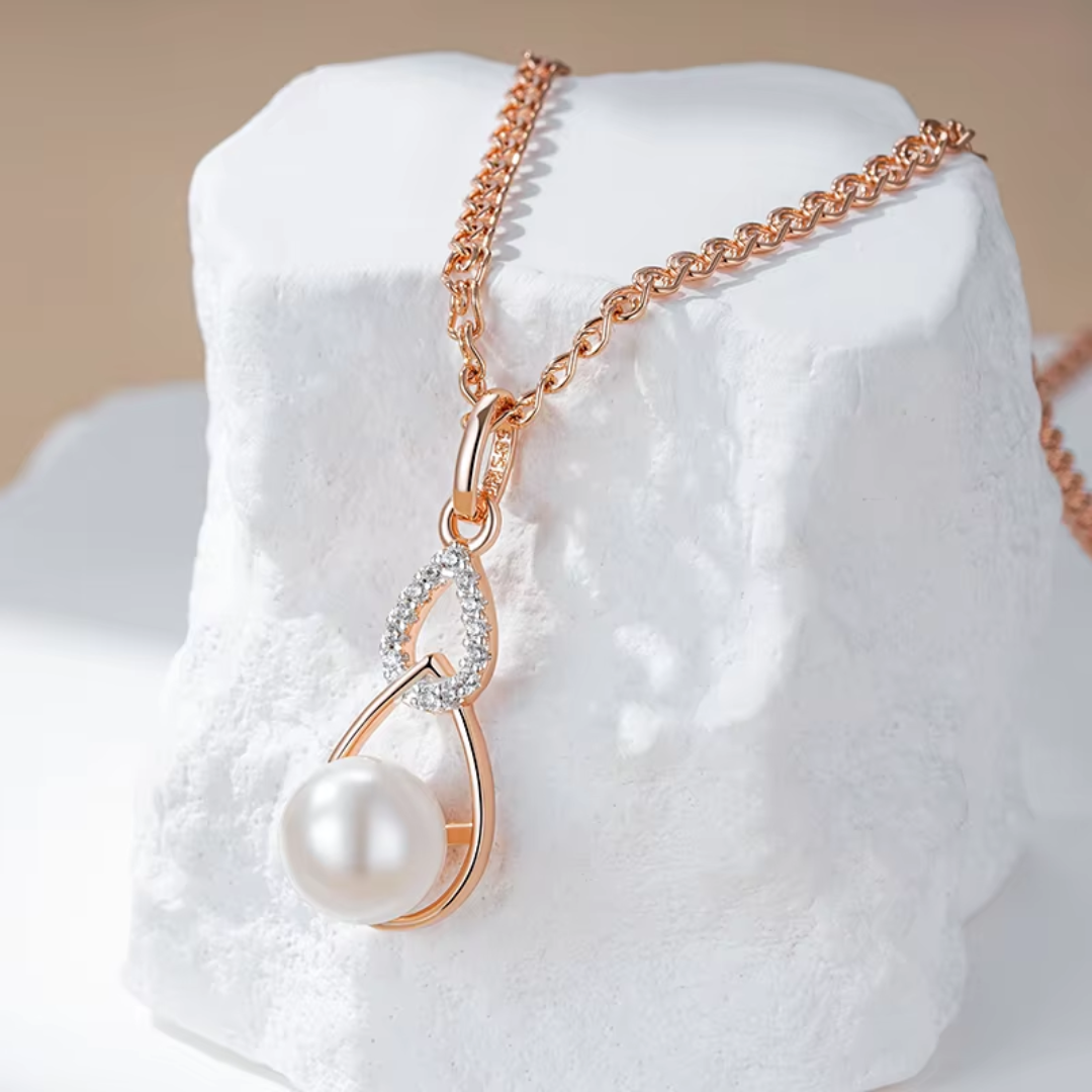 Collier Élégance en Or Rose avec Perle et Détails en Zircone