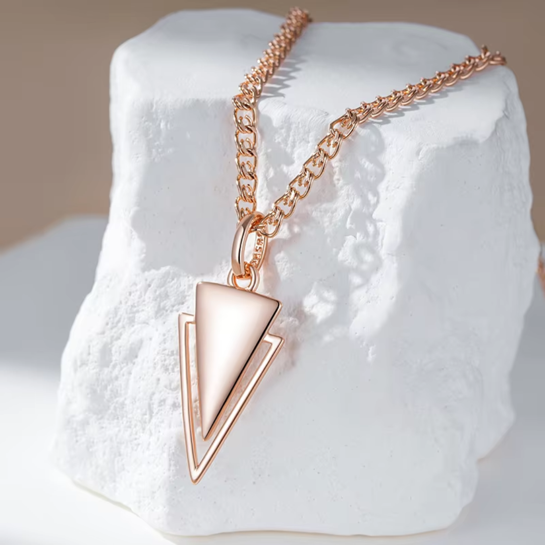Collier Géométrique en Or Rose avec Design en Triangle