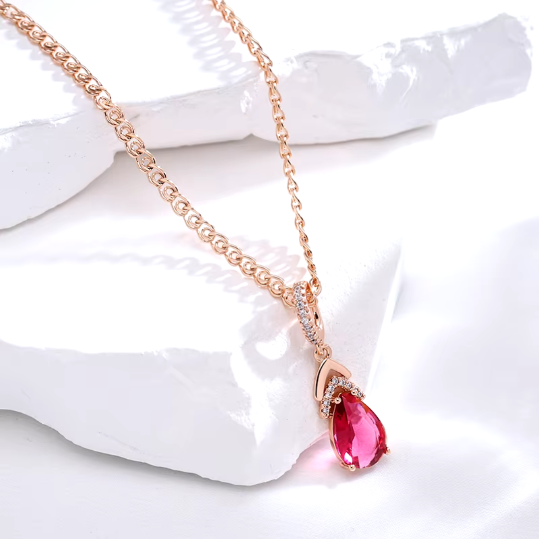 Collier Goutte en Or Rose avec Cristal Rouge et Détails en Zircone