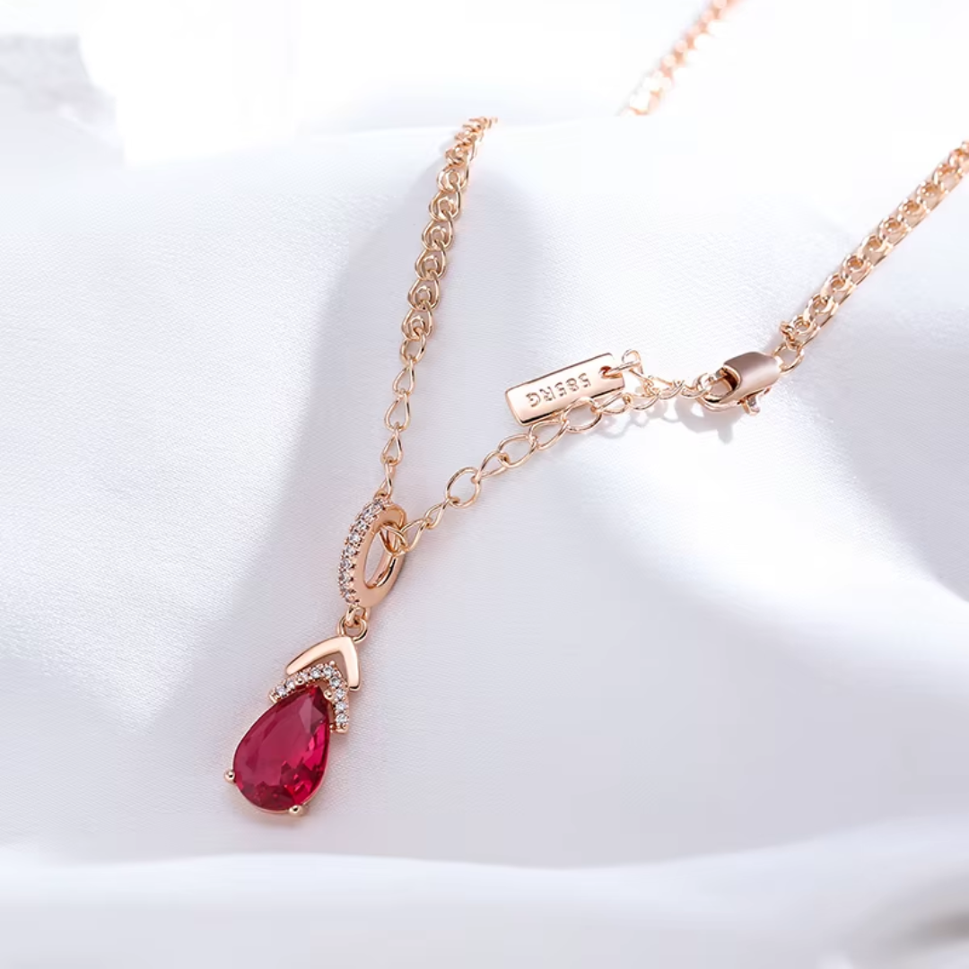 Collier Goutte en Or Rose avec Cristal Rouge et Détails en Zircone