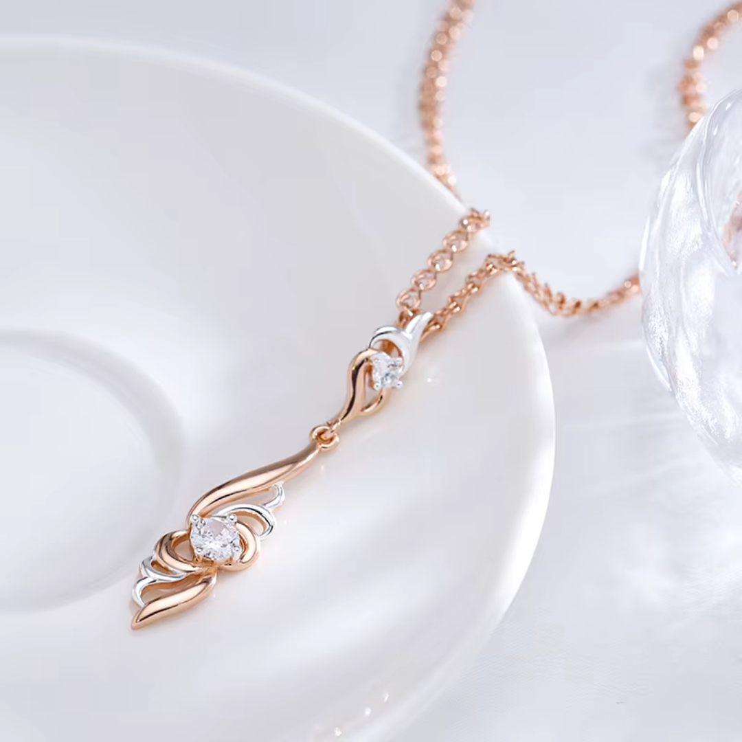 Collier Luxe en Or Rose avec Cristaux et Détails en Argent