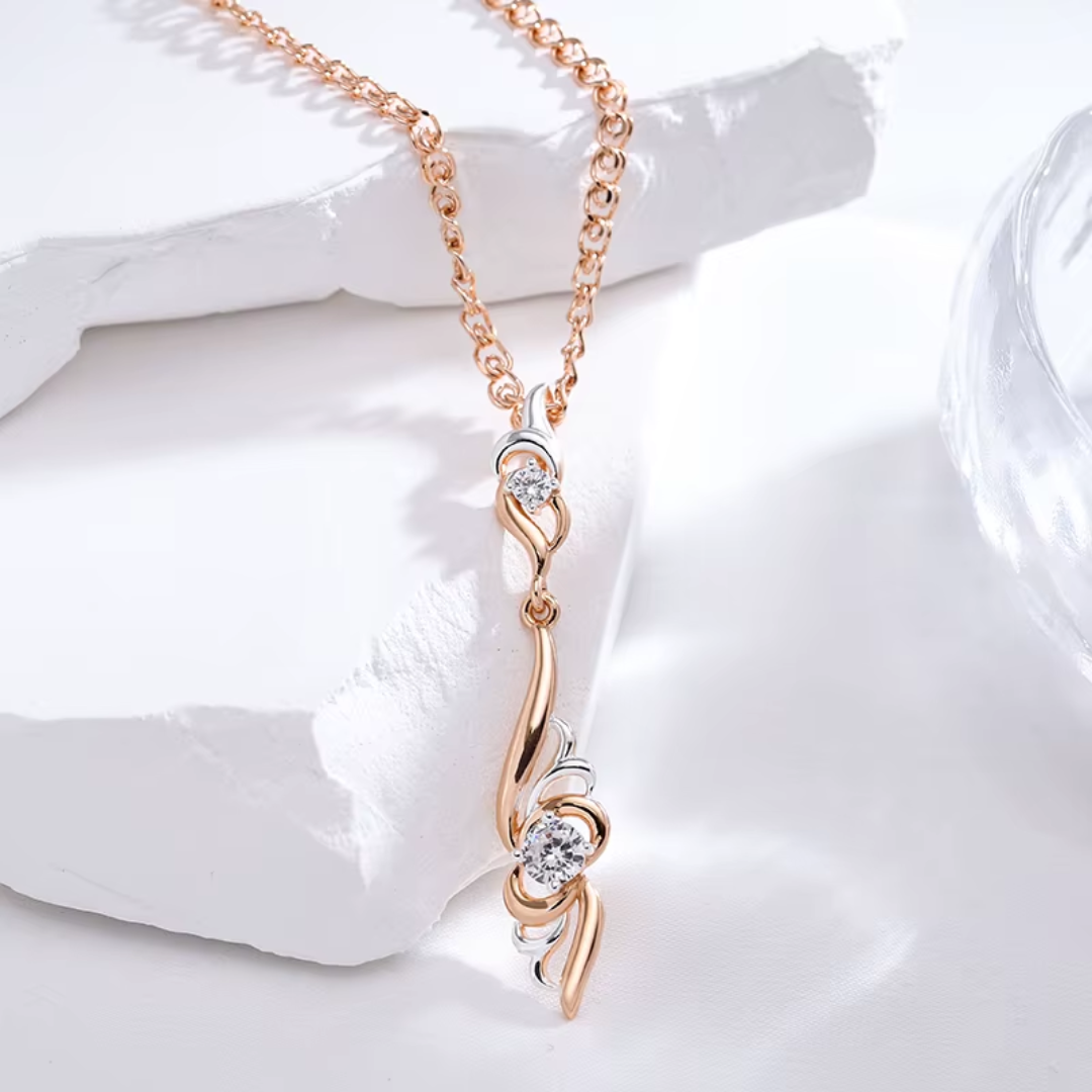 Collier Luxe en Or Rose avec Cristaux et Détails en Argent