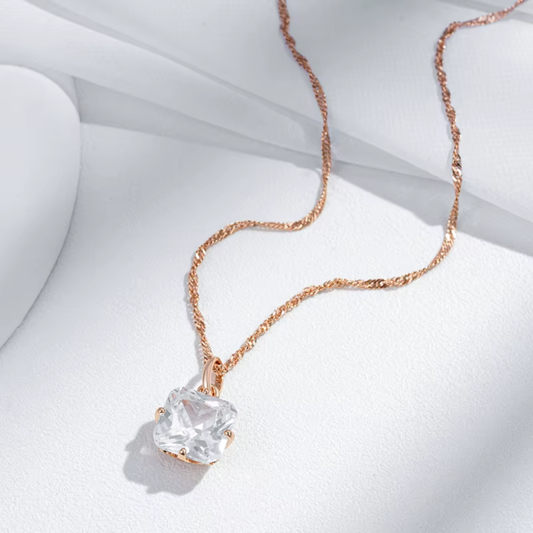 Collier Minimaliste en Or Rose avec Cristal Carré