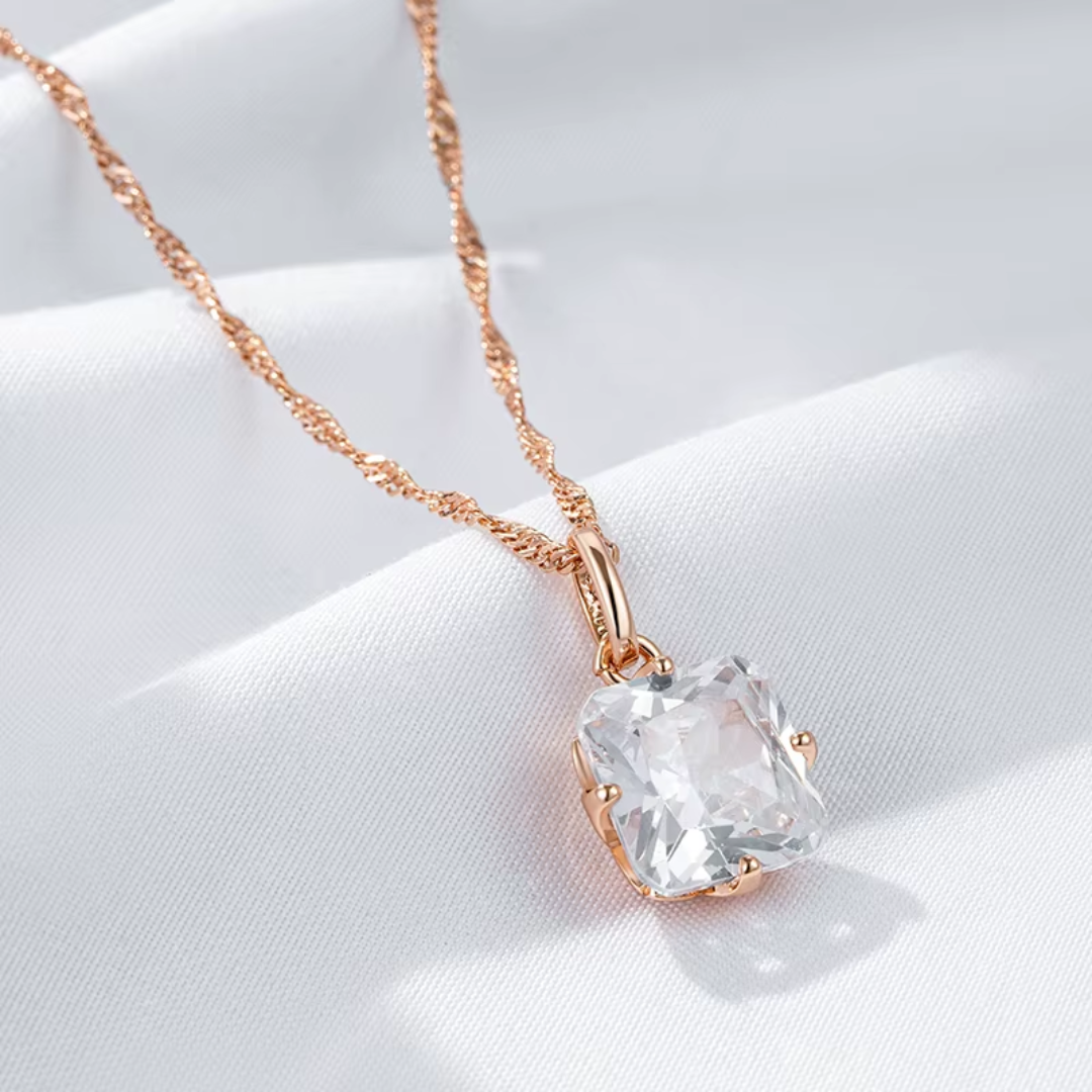 Collier Minimaliste en Or Rose avec Cristal Carré