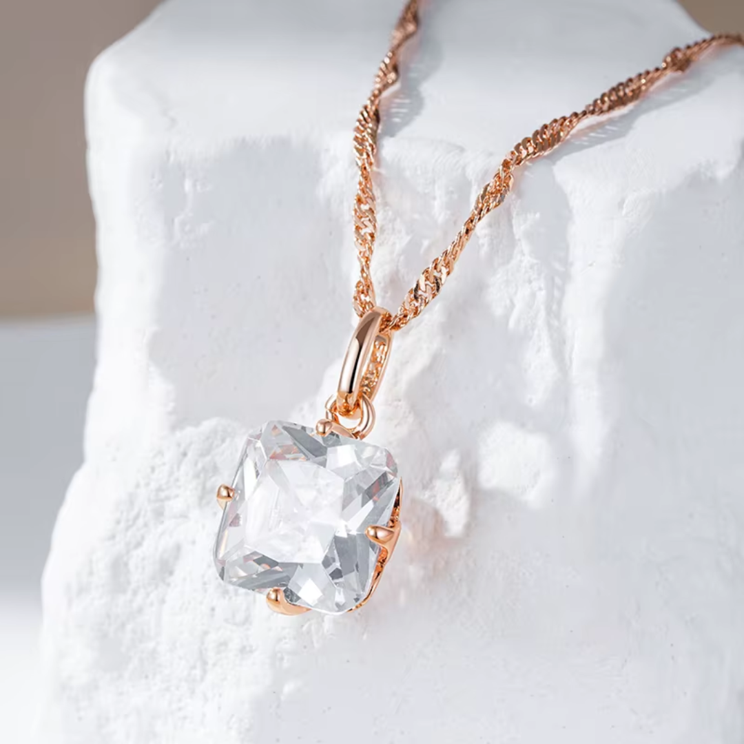 Collier Minimaliste en Or Rose avec Cristal Carré