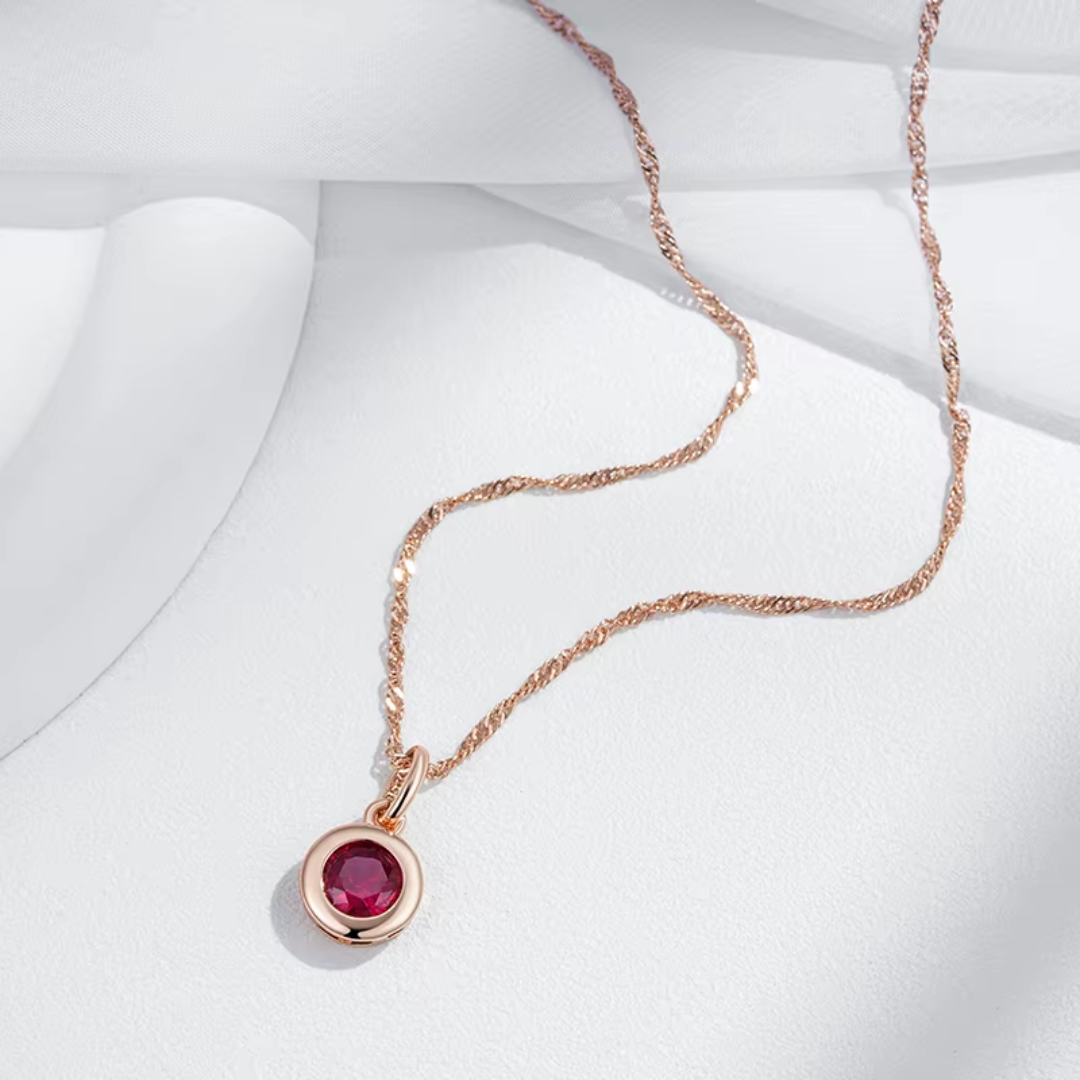 Collier Minimaliste en Or Rose avec Cristal Rouge