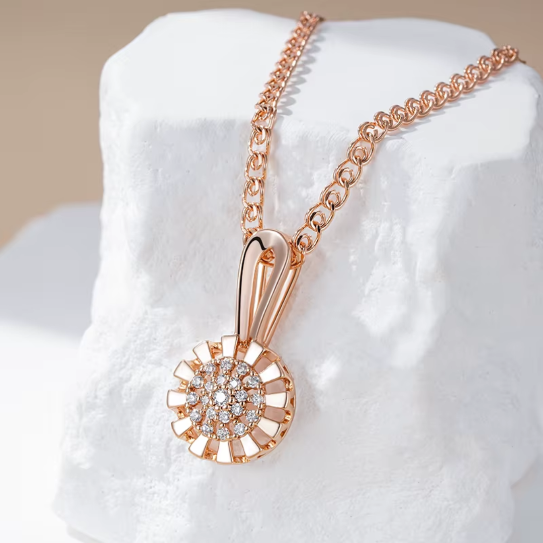 Collier Solaire en Or Rose avec Détails en Zircone