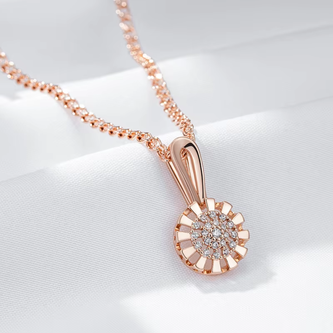 Collier Solaire en Or Rose avec Détails en Zircone