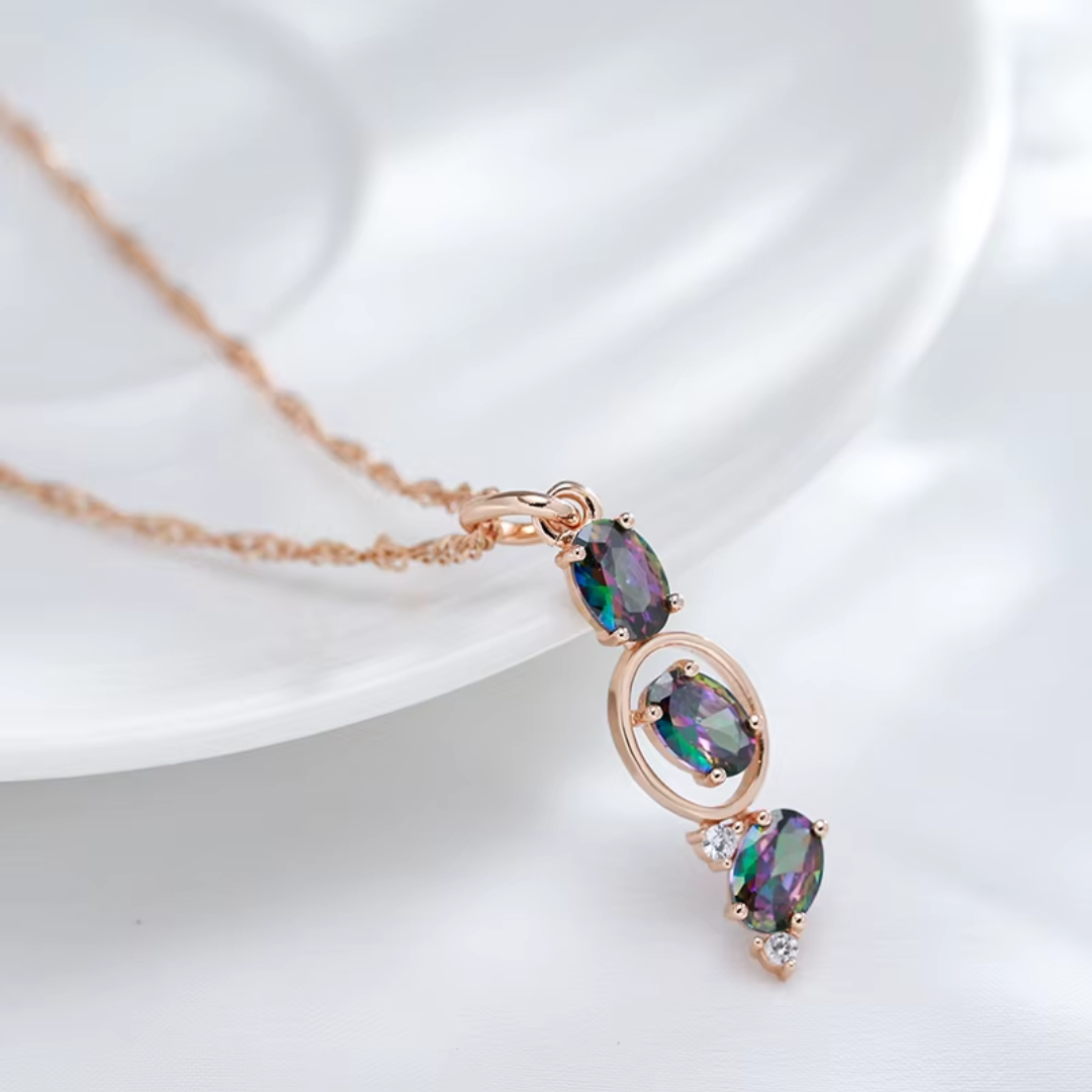 Collier en Or Rose avec Cristaux Arc-en-Ciel et Détails Géométriques