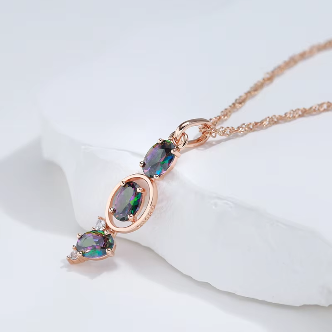 Collier en Or Rose avec Cristaux Arc-en-Ciel et Détails Géométriques