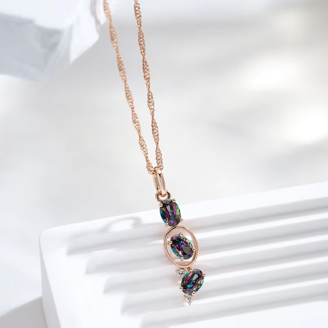 Collier en Or Rose avec Cristaux Arc-en-Ciel et Détails Géométriques