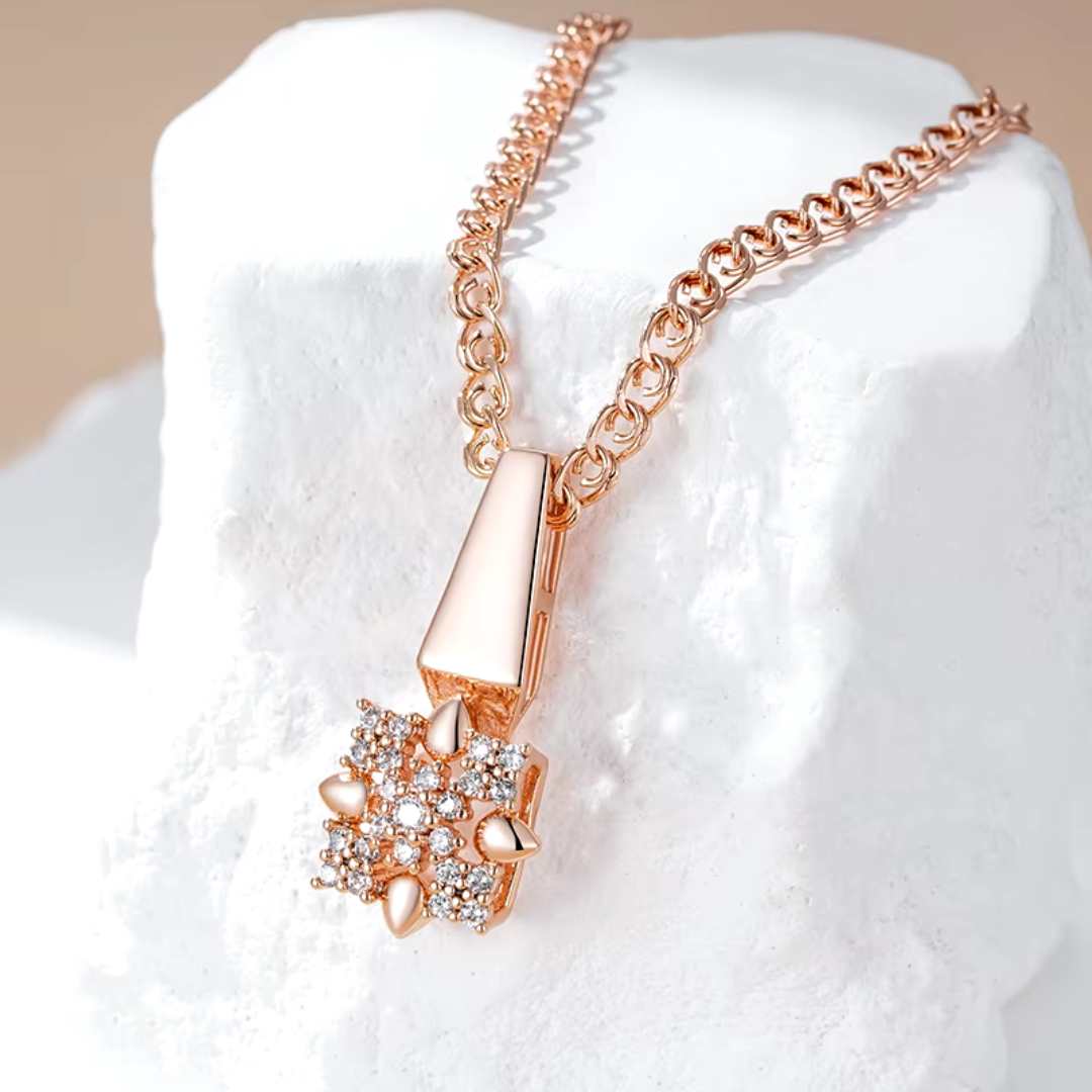Collier en Or Rose avec Cristaux Étincelants et Détails Floraux