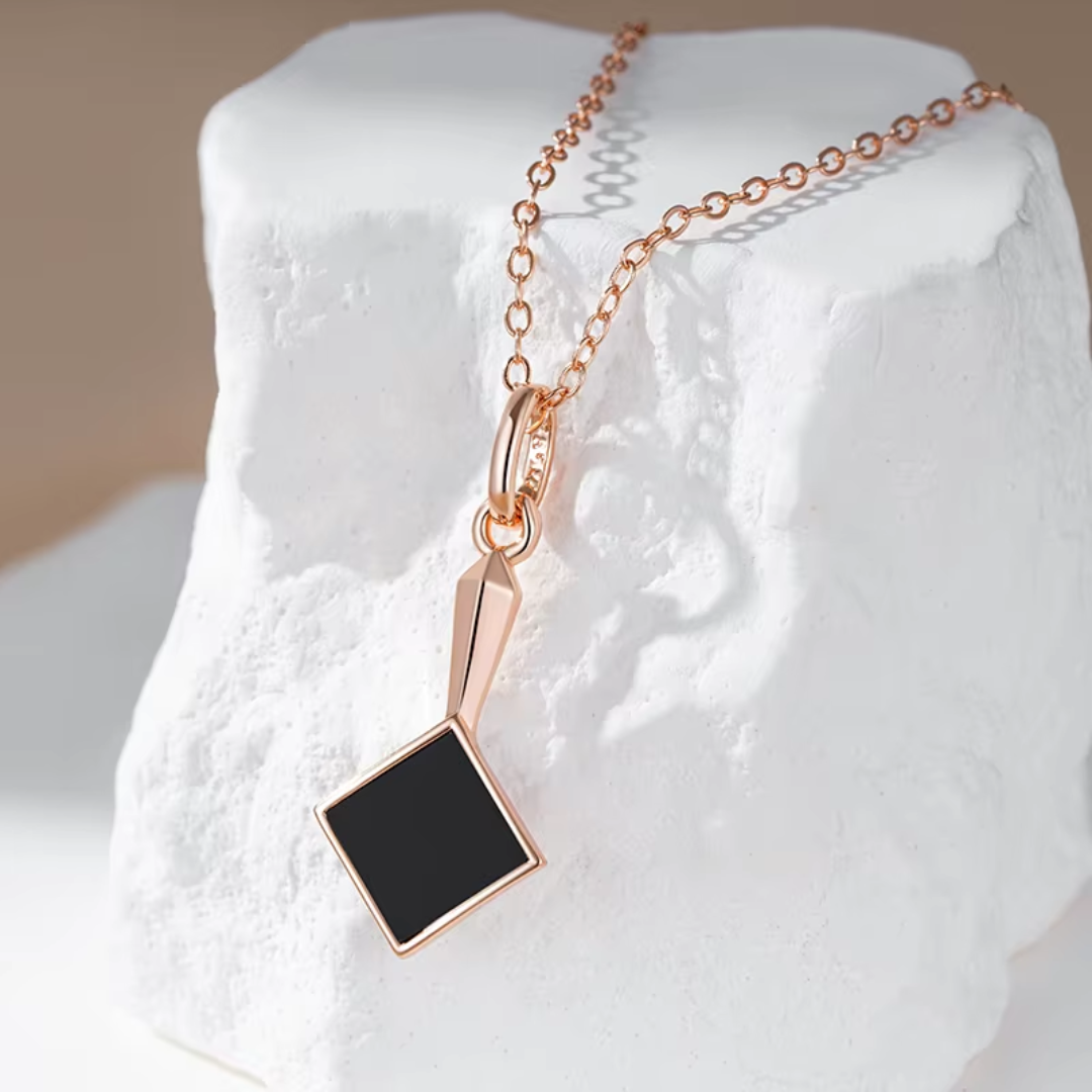 Collier en Or Rose avec Détail Géométrique Noir