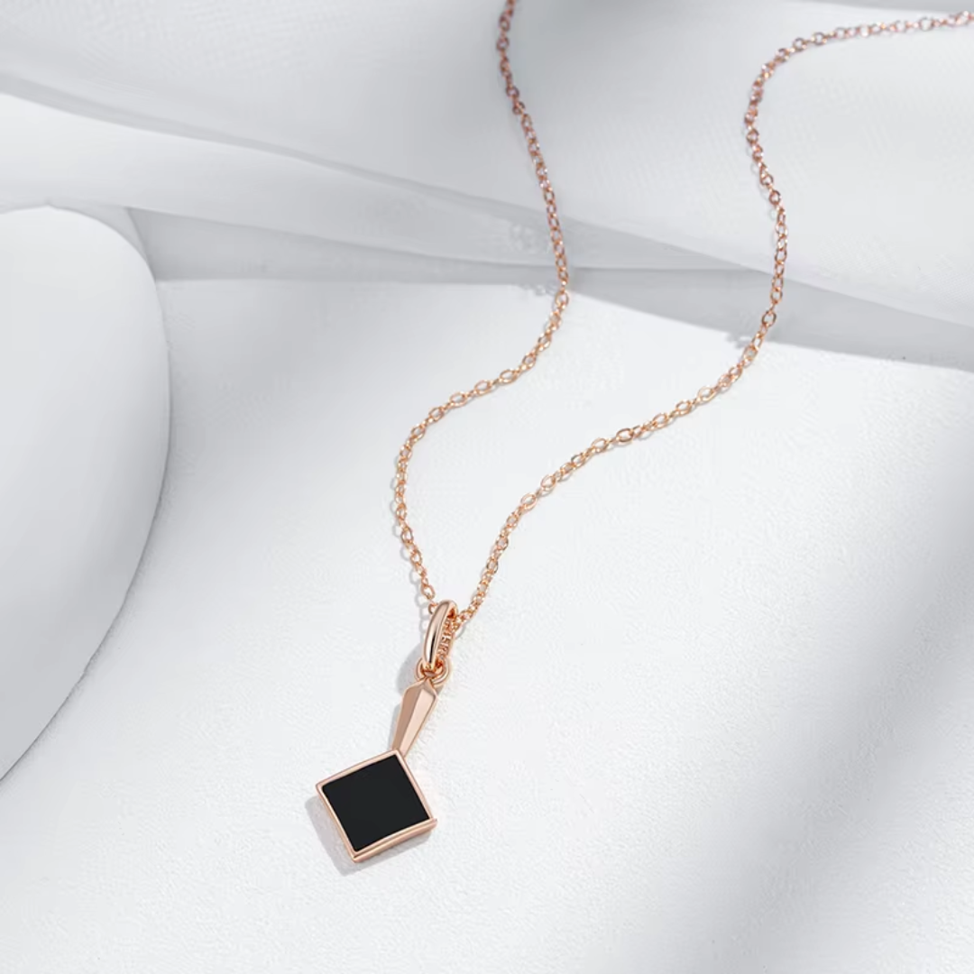 Collier en Or Rose avec Détail Géométrique Noir