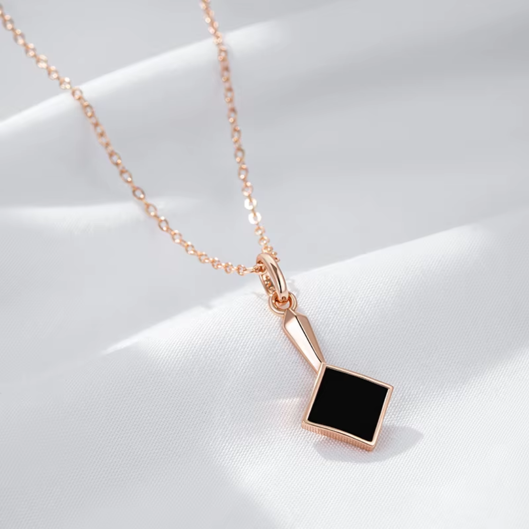Collier en Or Rose avec Détail Géométrique Noir