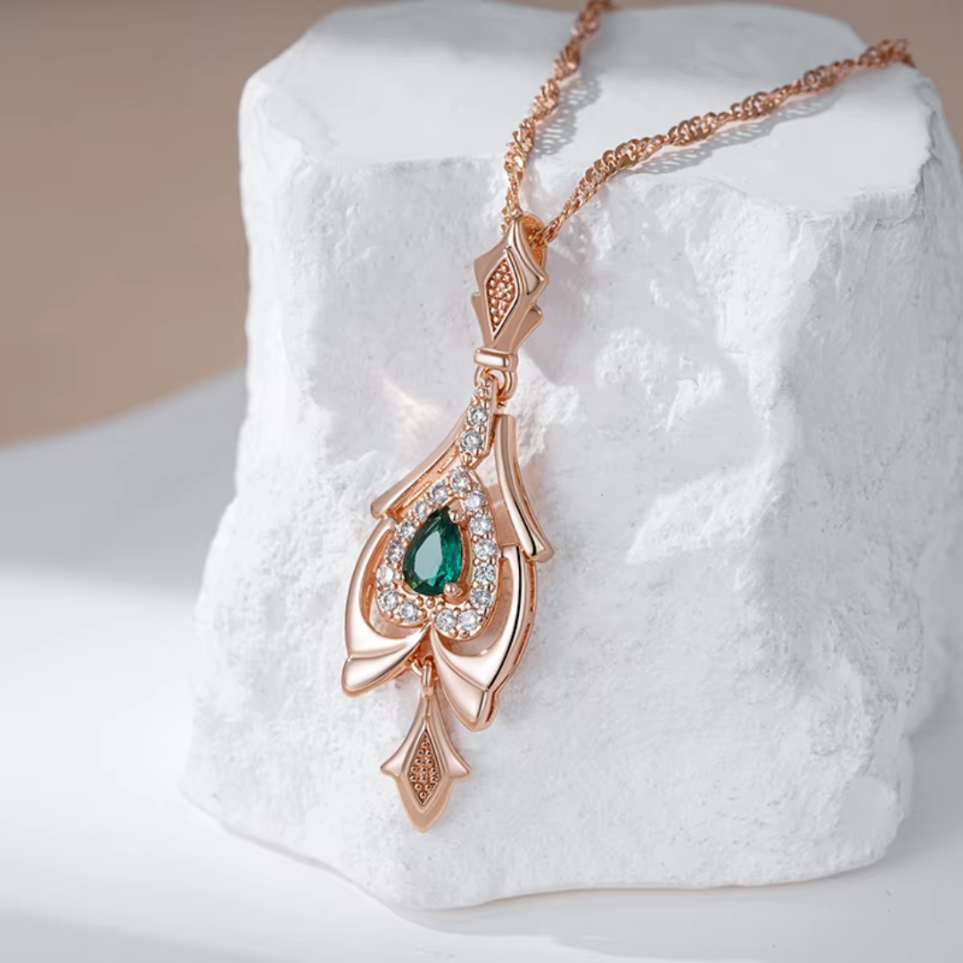 Collier en Or Rose avec Goutte Verte et Détails en Cristaux
