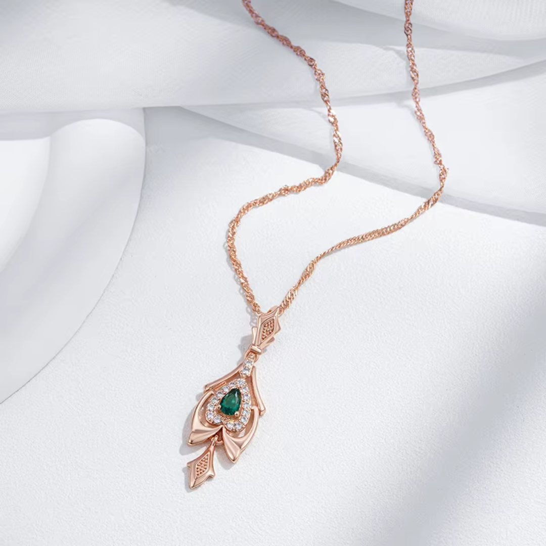 Collier en Or Rose avec Goutte Verte et Détails en Cristaux