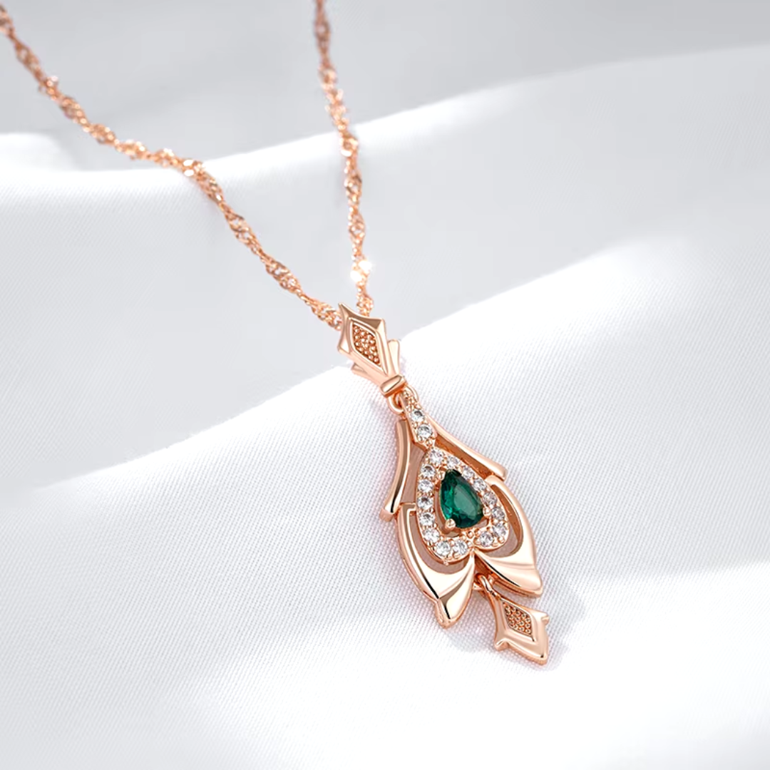 Collier en Or Rose avec Goutte Verte et Détails en Cristaux