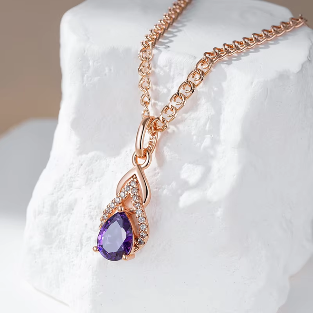 Collier en Or Rose avec Goutte de Cristal Violet et Détails en Cristaux