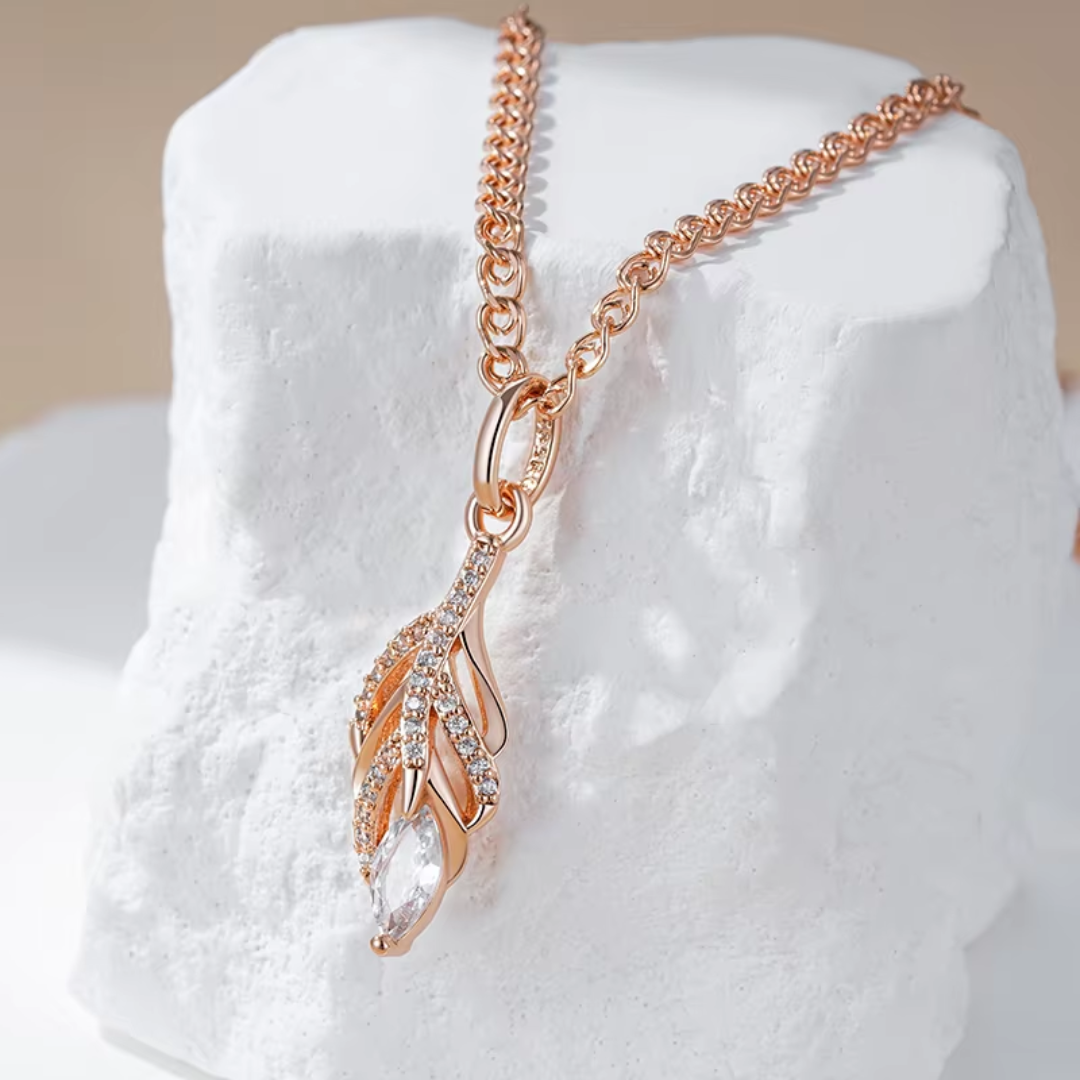 Collier en Or Rose avec Pendentif Plume avec Cristaux