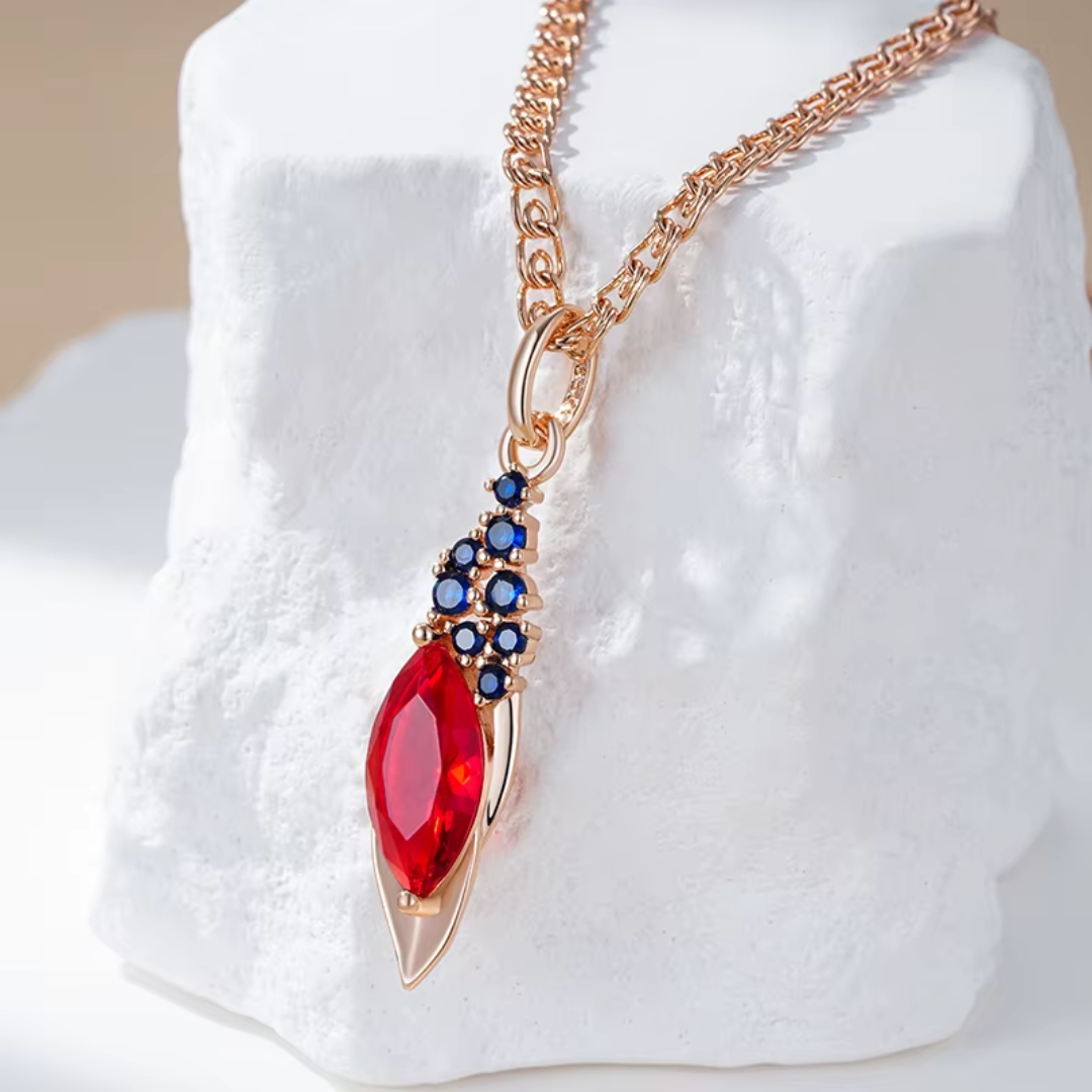 Collier en Or Rose avec Pendentif Rouge et Détails Bleus