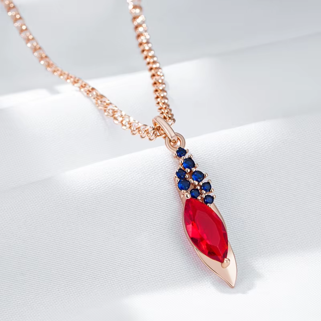 Collier en Or Rose avec Pendentif Rouge et Détails Bleus