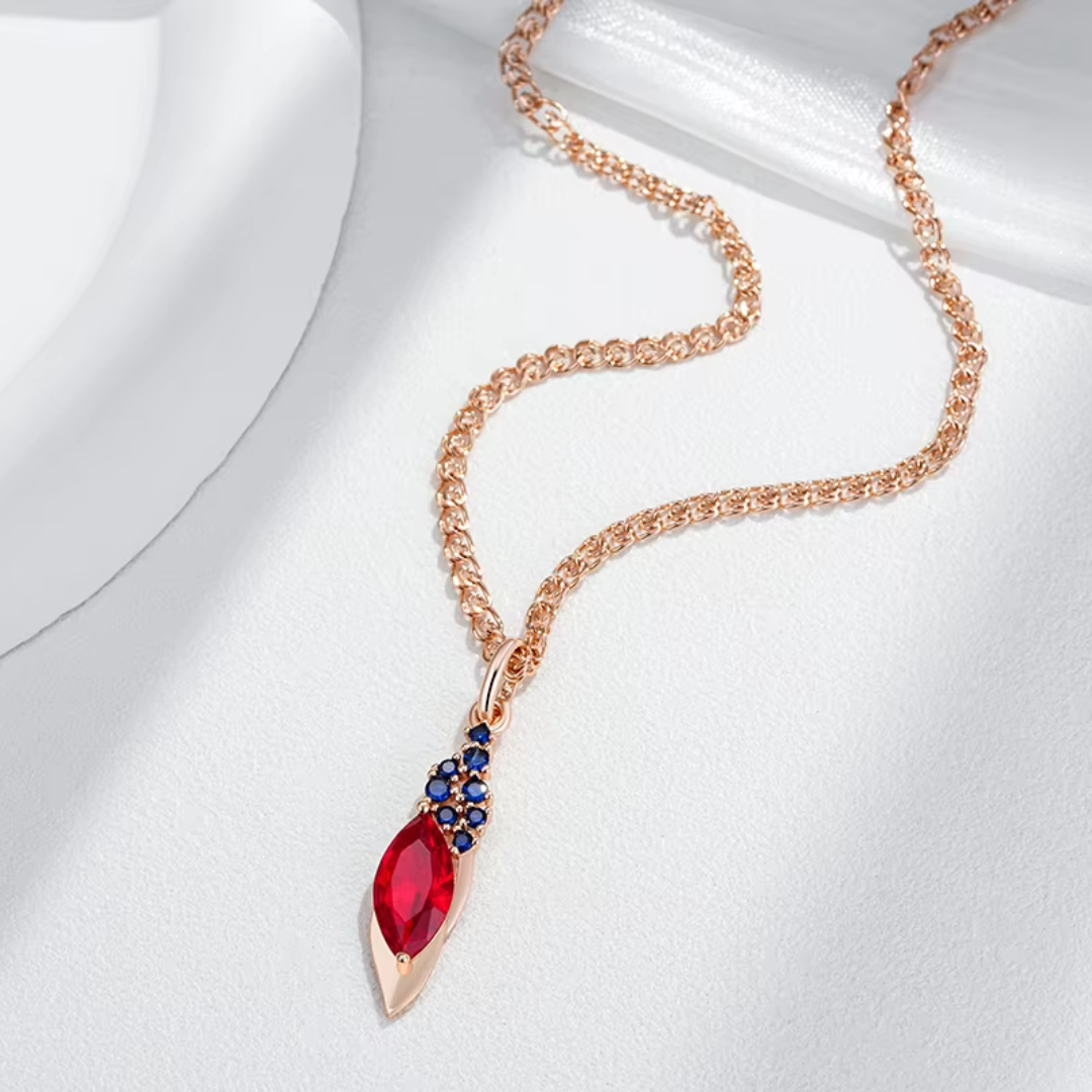 Collier en Or Rose avec Pendentif Rouge et Détails Bleus
