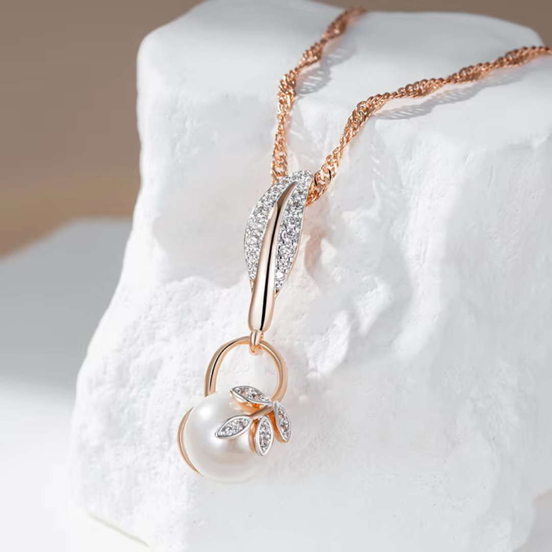 Collier en Or Rose avec Perle et Détails de Feuilles Pavées