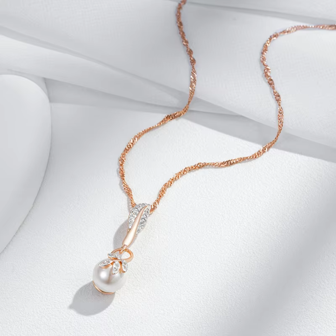 Collier en Or Rose avec Perle et Détails de Feuilles Pavées