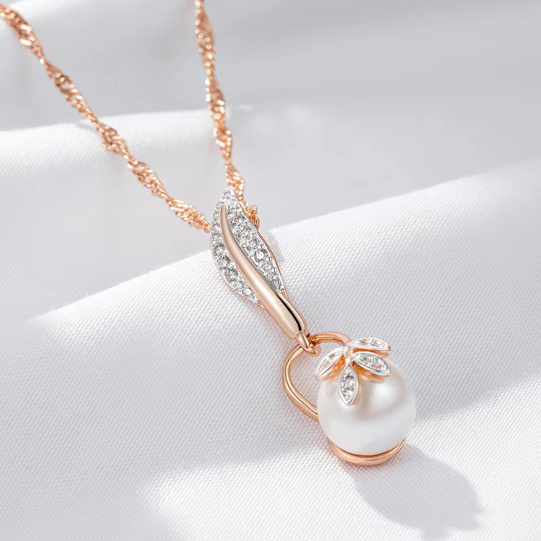Collier en Or Rose avec Perle et Détails de Feuilles Pavées