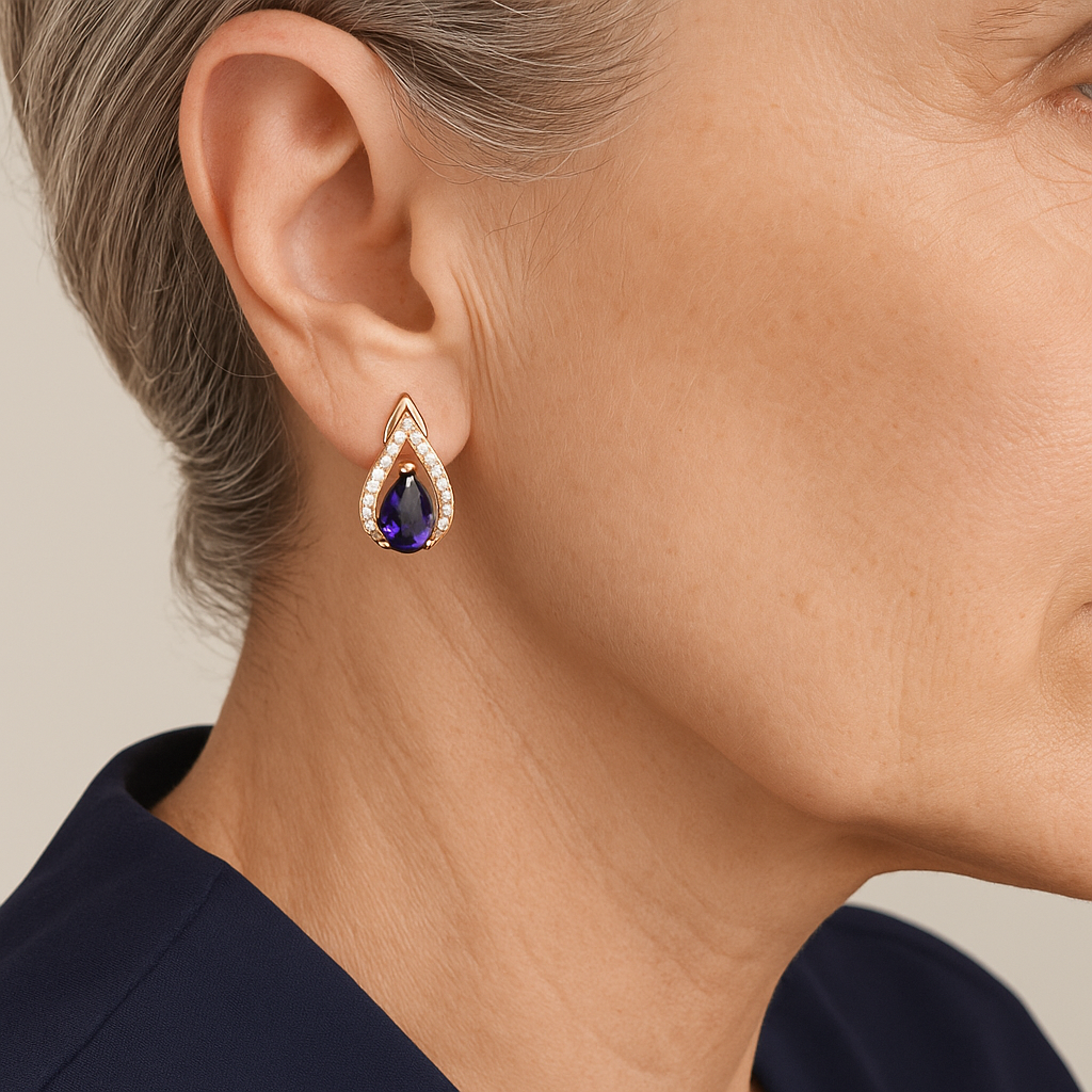 Boucles d’Oreilles en Or Rose avec Goutte de Cristal Violet et Détails en Cristaux