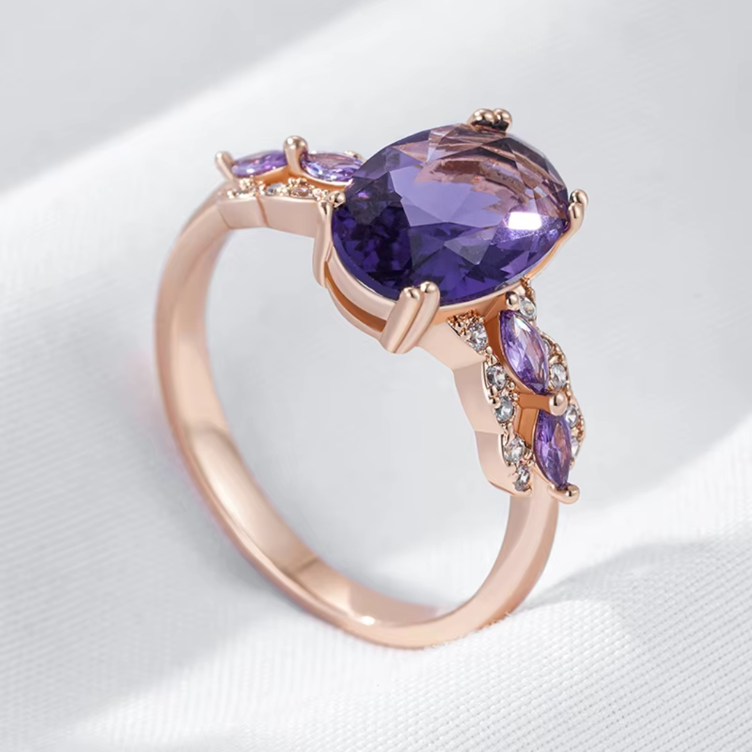 Bague Élégance en Or Rose avec Cristaux Violets et Détails en Zircones