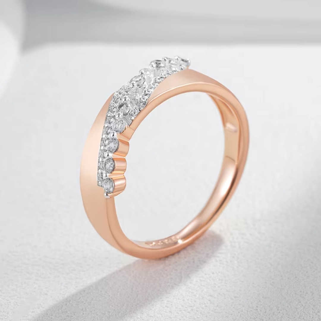 Bague Élégance en Or Rose avec Détails en Zircones