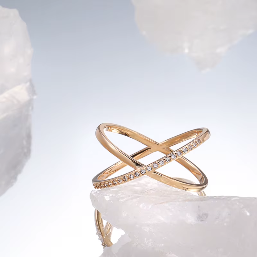 Bague Minimaliste en Or Rose avec Détails en Cristaux