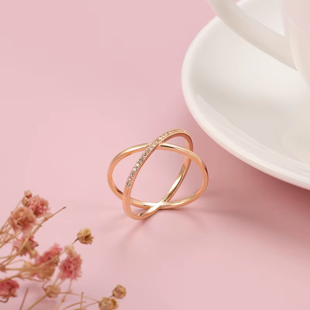 Bague Minimaliste en Or Rose avec Détails en Cristaux