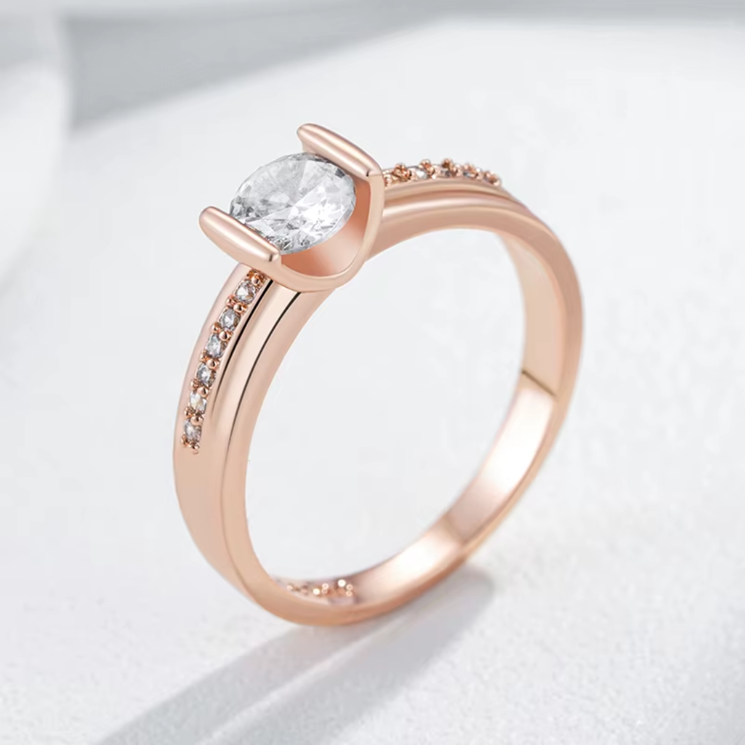 Bague Solitaire en Or Rose avec Cristal Transparent et Détails en Zircones