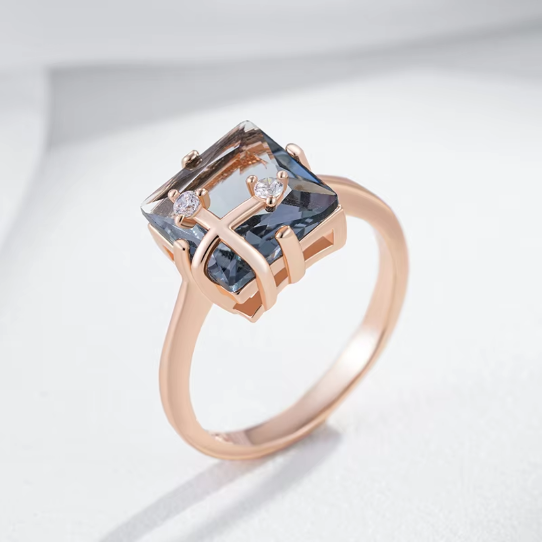 Bague Sophistication en Or Rose avec Cristal Bleu et Détails en Zircones