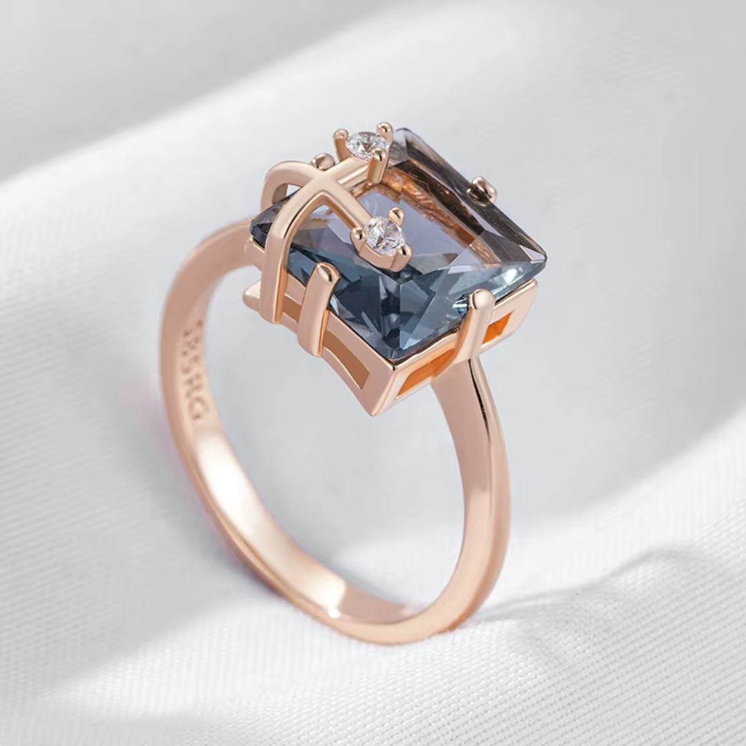 Bague Sophistication en Or Rose avec Cristal Bleu et Détails en Zircones