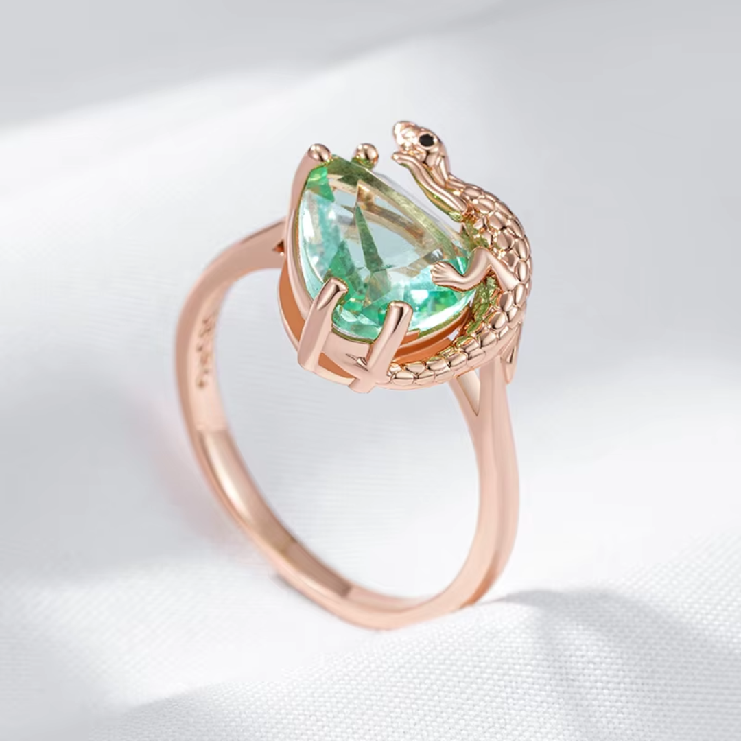 Bague avec Cristal Vert et Détail de Lézard en Or Rose