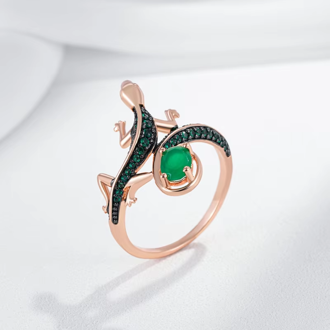 Bague en Or Rose avec Design Lézard et Cristaux Verts