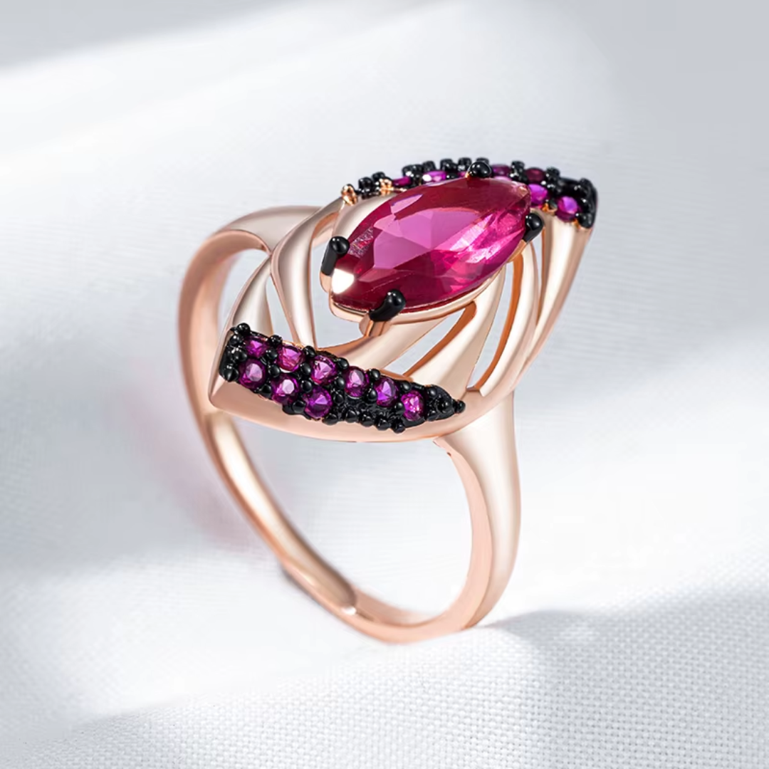 Bague en Or Rose avec Pierre Rouge Centrale et Détails en Zircon Roses