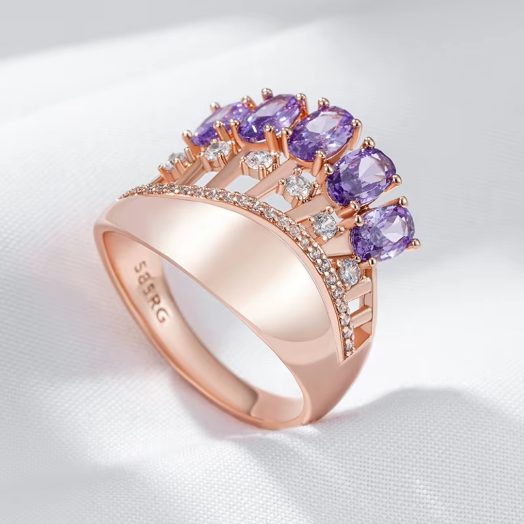 Bague en Or Rose avec Pierres Violettes et Détails en Cristaux Étincelants