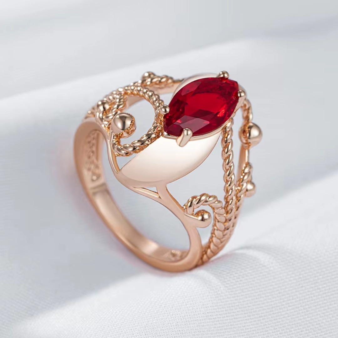 Bague en Or Rose avec Rubis et Détails Tressés Élégants