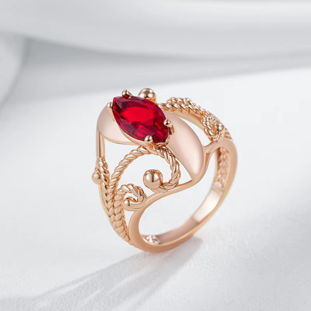 Bague en Or Rose avec Rubis et Détails Tressés Élégants