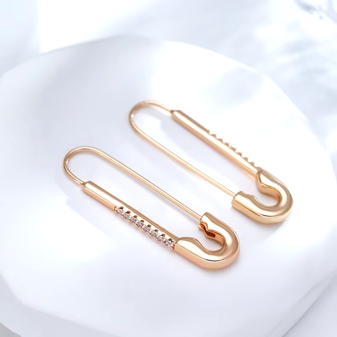 Boucles d’Oreilles Minimalistes Dorées avec Détails en Zircon