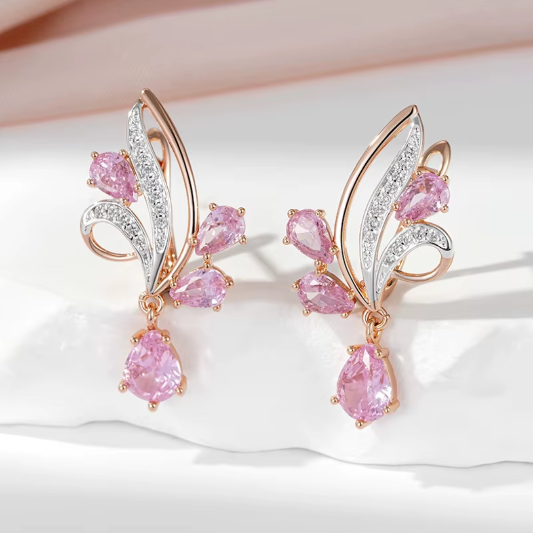 Boucles d'Oreilles Pendantes en Or Rose avec Cristaux Roses et Détails Floraux