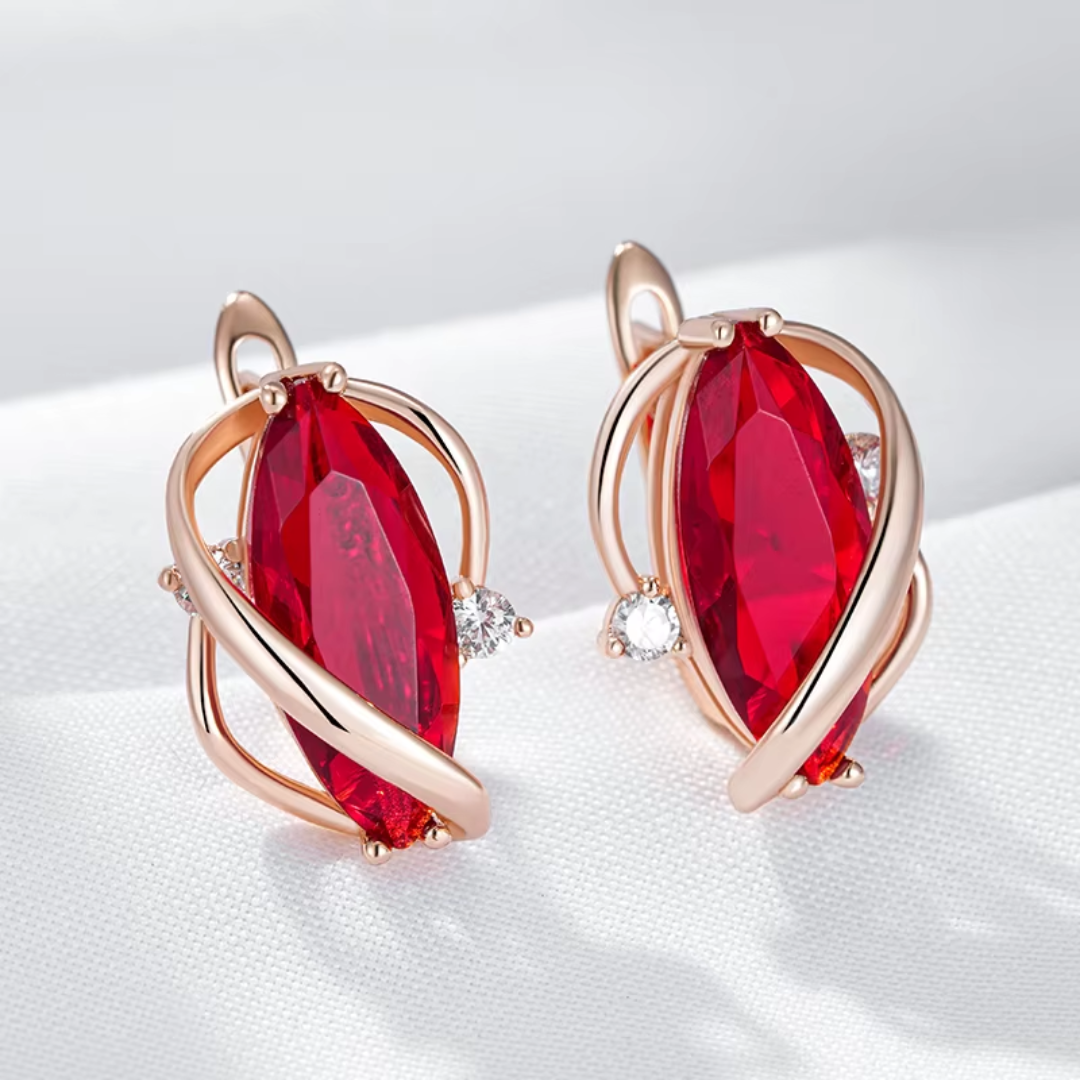 Boucles d'Oreilles en Or Rose avec Cristaux Rouges et Détails en Zircon